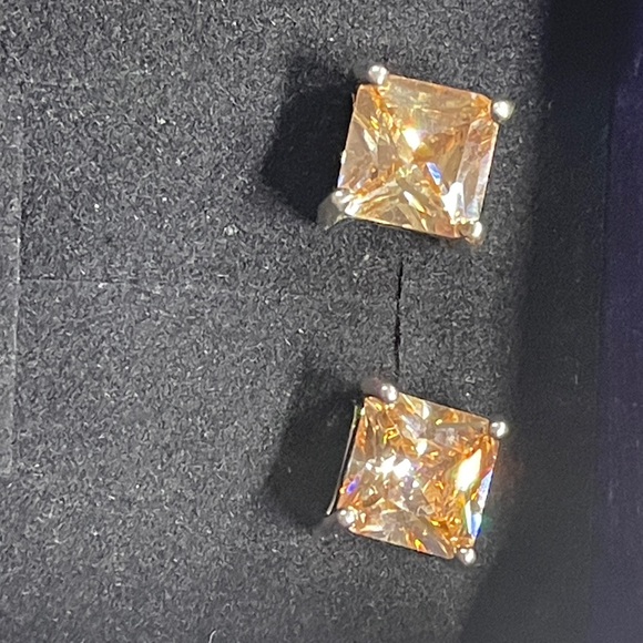 Elegant Gold Stud princess cut morganite 

Beautiful 
Worn once - Picture 5 of 16